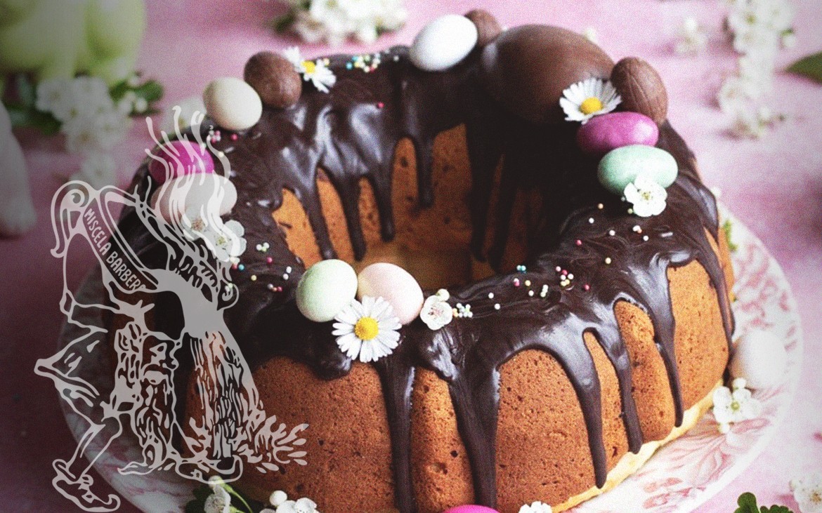 Ciambella di Pasqua al caffè con ovetti di cioccolato